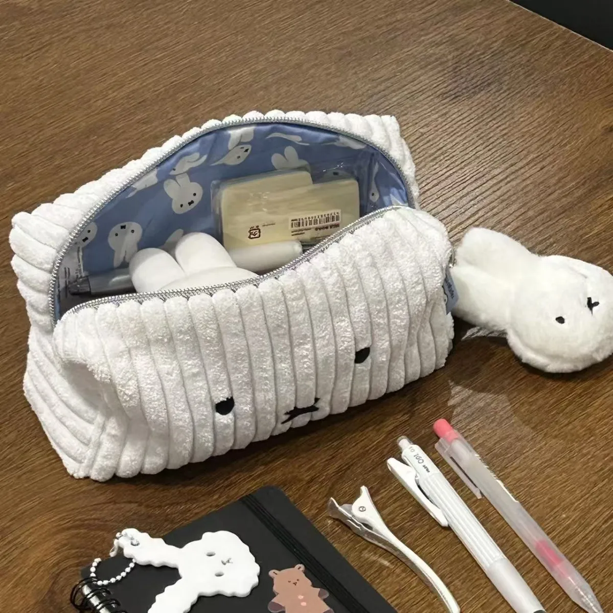 Stationery Supplier - Pluszowy piórnik Miffy z materiału przypominającego